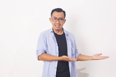 Beyaz arka planda elleri izole edilmiş bir şey gösteren genç bir adam.