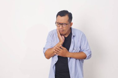 Asyalı adam diş ağrısından dolayı acı çekiyor. Diş konsepti. Beyaz arkaplanda izole