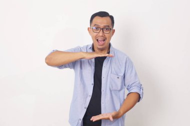 Beyaz arka planda elleri izole edilmiş bir şey gösteren genç bir adam.