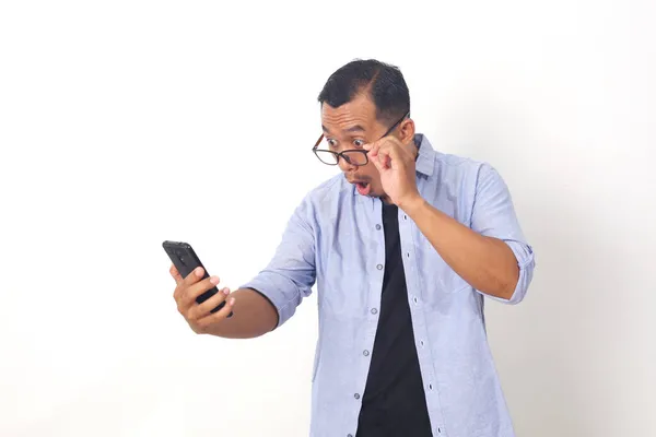 Giovane Uomo Sms Lettura Chat Sul Suo Telefono Gesto Sorpreso — Foto Stock