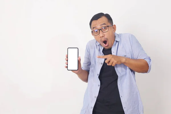 Portrait Homme Asiatique Heureux Debout Tenant Pointant Sur Téléphone Cellulaire — Photo