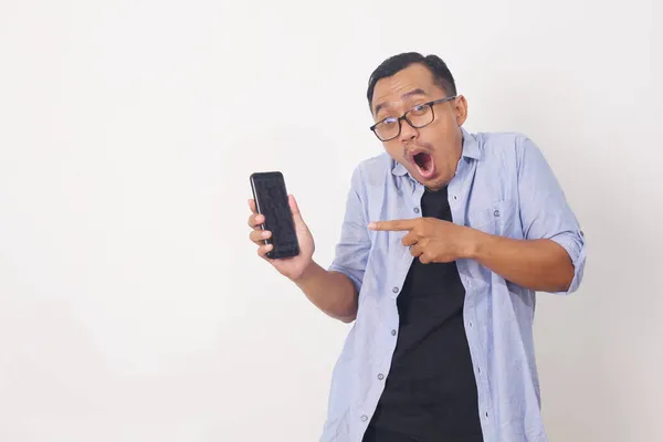 Retrato Hombre Asiático Feliz Mientras Está Pie Sosteniendo Señalando Teléfono — Foto de Stock