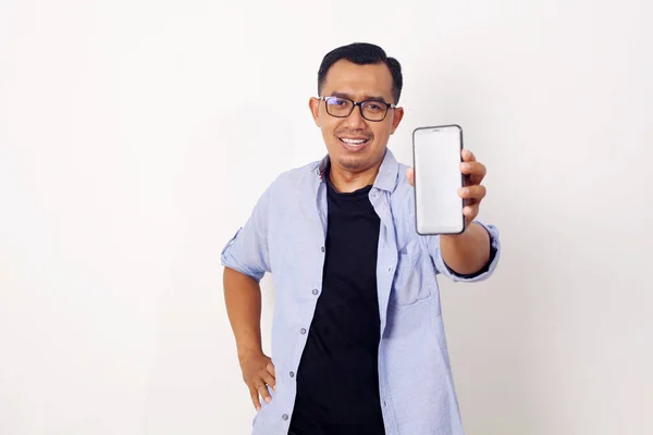 一个快乐的亚洲男人站在那里 拿着手机的画像 与白种人隔离 — 图库照片