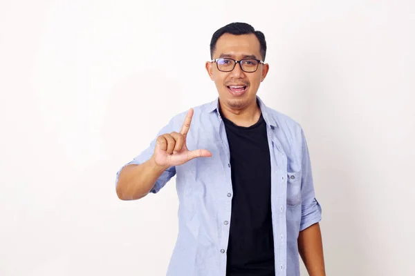 Retrato Hombre Asiático Mirando Cámara Posando Con Dedo Forma Expresión —  Fotos de Stock
