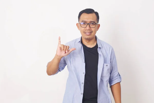 亚洲男子展示字母Y手语符号聋人 因白人背景而被隔离 — 图库照片