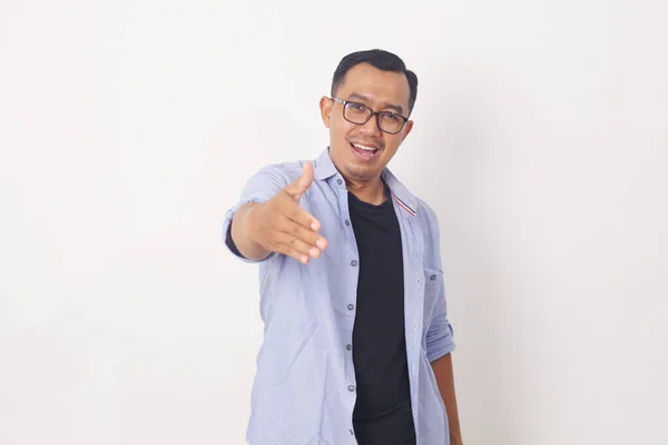 Porträtt Vänlig Positiv Stilig Asiatisk Man Som Ger Hand Till — Stockfoto