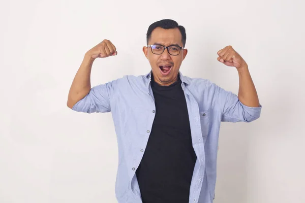 Vicces Ázsiai Férfi Mutatja Dupla Bicepsz Pózol Úgy Tesz Mintha — Stock Fotó