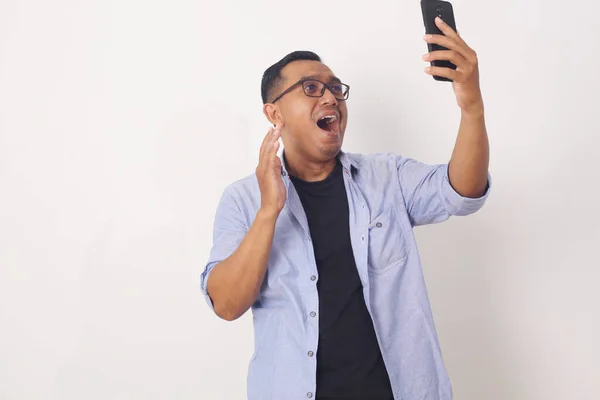 아시아 남자가 스마트폰으로 문자를 — 스톡 사진