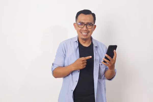 Feliz Asiático Homem Enquanto Apontando Seu Telefone Celular Isolado Sobre — Fotografia de Stock