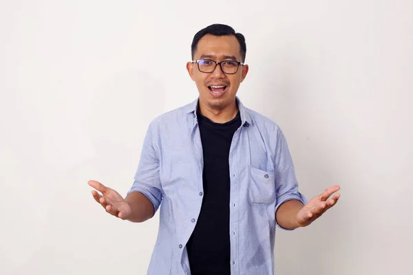 Porträt Eines Glücklichen Asiatischen Mannes Blauen Hemd Auf Isoliertem Weißem — Stockfoto