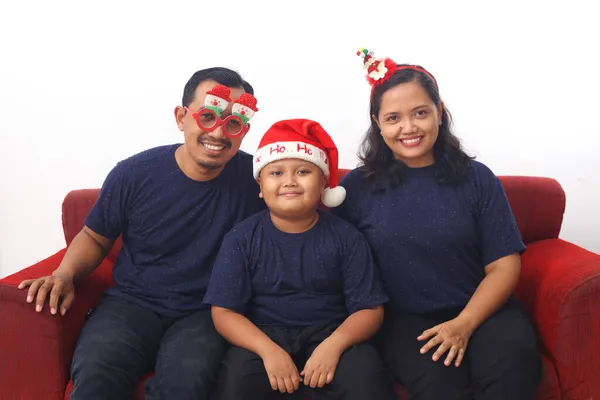 Familia Asiática Celebrando Navidad Año Nuevo Mientras Sienta Sofá Rojo — Foto de Stock