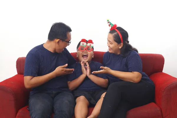 Familia Asiática Celebrando Navidad Año Nuevo Mientras Sienta Sofá Rojo — Foto de Stock