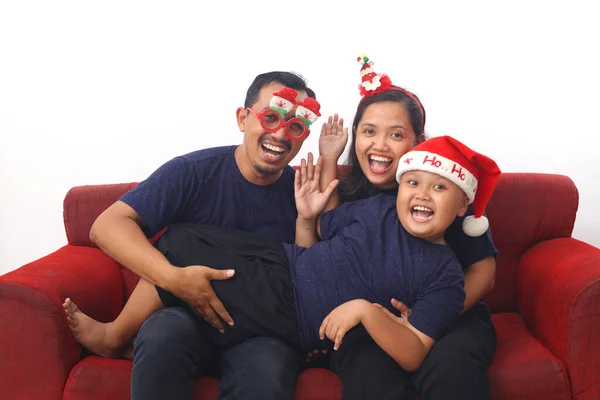 Familia Asiática Celebrando Navidad Año Nuevo Mientras Sienta Sofá Rojo — Foto de Stock