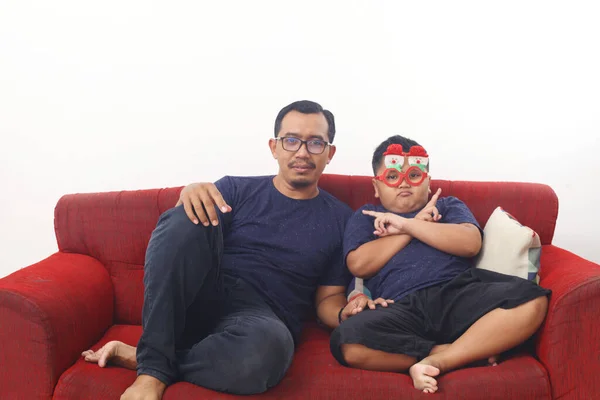 Asiatischer Mann Auf Rotem Sofa Mit Seinem Sohn Der Weihnachtliche — Stockfoto
