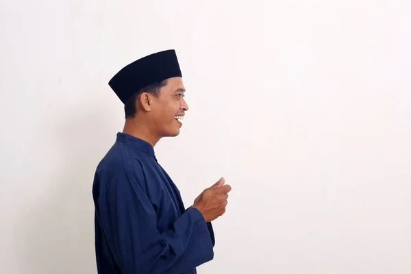 Muzułmanin Azjatycki Stoi Trzymając Coś Odizolowane Biało — Zdjęcie stockowe