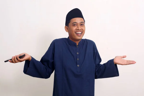 Szczęśliwy Azjata Stojący Trzymający Komórkę Koncepcja Ramadanu — Zdjęcie stockowe