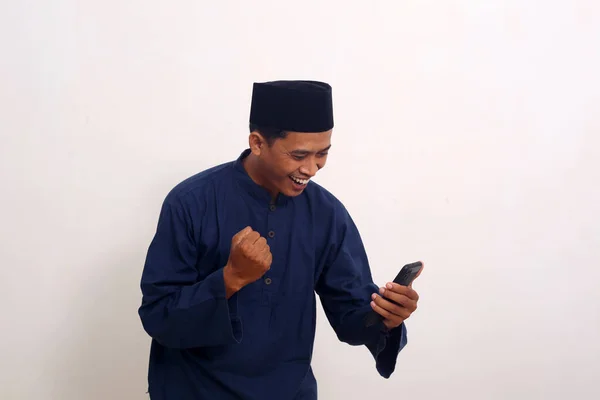 Feliz Ásia Homem Enquanto Segurando Telefone Celular Conceito Ramadã — Fotografia de Stock