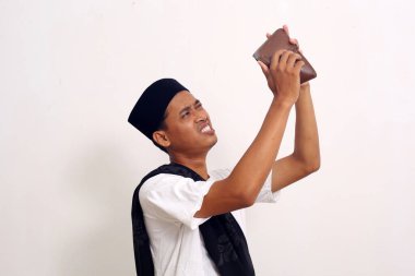 Fakir ve bunalımlı Asyalı adam gri gömlek giyiyor. Beyaz arka planda izole edilmiş. Umutsuz yaşam kavramı.