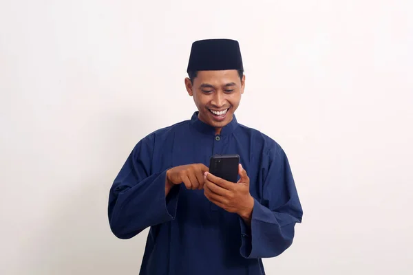 Счастливый Азиат Стоя Держа Указывая Телефон Концепция Рамадана — стоковое фото