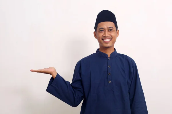 Feliz Asiático Muçulmano Homem Enquanto Segurando Espaço Vazio Isolado Branco — Fotografia de Stock
