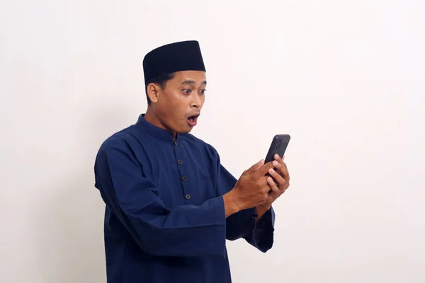 Meglepett Ázsiai Muszlim Férfi Miközben Nézett Mobiltelefon — Stock Fotó