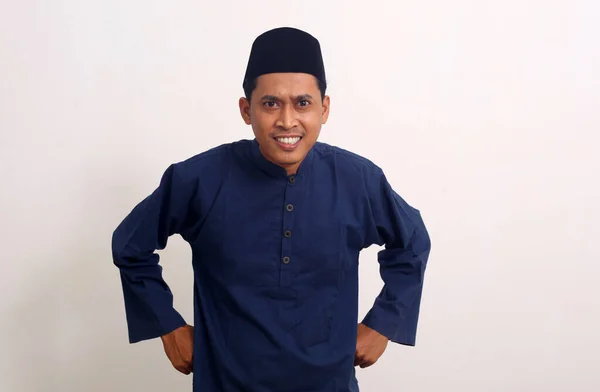 Asyalı Müslüman Adamın Komik Ifadesi Beyaz Arkaplanda Izole — Stok fotoğraf