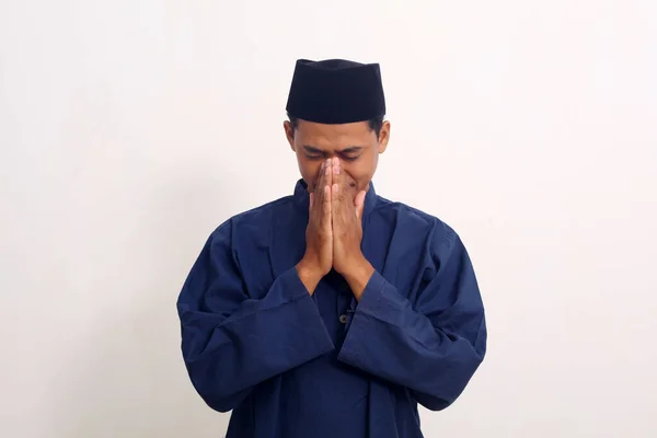 Pemuda Asia Beragama Islam Berdoa Terisolasi Latar Belakang Putih — Stok Foto