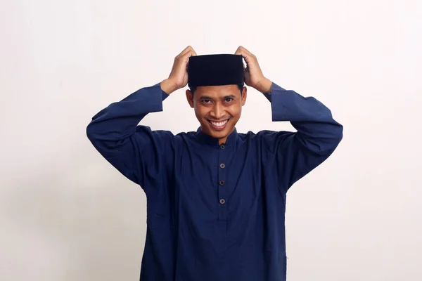 Porträtt Lycklig Asiatisk Man Med Mössa Isolerad Vit Bakgrund Ramadan — Stockfoto