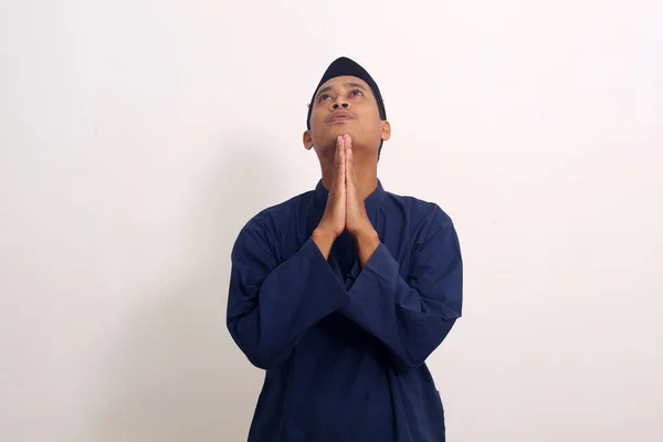 Jovem Asiático Homem Religião Muçulmana Orando Isolado Fundo Branco — Fotografia de Stock