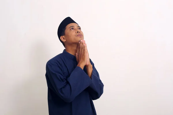 Pemuda Asia Beragama Islam Berdoa Terisolasi Latar Belakang Putih — Stok Foto