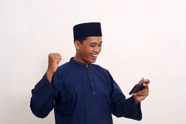 Έκπληκτος Ενθουσιασμένος Ασιάτης Μουσουλμάνος Κινητό Τηλέφωνο — Φωτογραφία Αρχείου