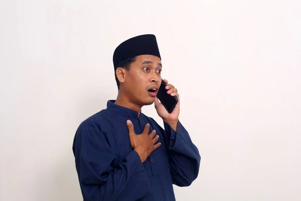 Σοκαρισμένος Ασιάτης Μουσουλμάνος Λαμβάνει Νέα Από Τηλέφωνό Του — Φωτογραφία Αρχείου