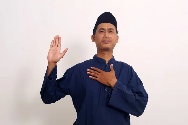 Hombre Musulmán Asiático Pie Mientras Hace Gesto Promesa Aislado Sobre —  Fotos de Stock