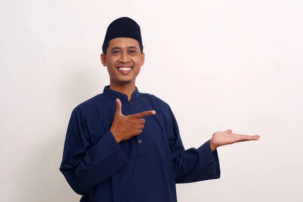 Feliz Asiático Muçulmano Homem Enquanto Segurando Espaço Vazio Isolado Branco — Fotografia de Stock