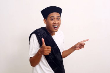 Asyalı adamın şok olmuş yüzü boş bir içerik sunumunu işaret ediyor. Reklam modeli konsepti.