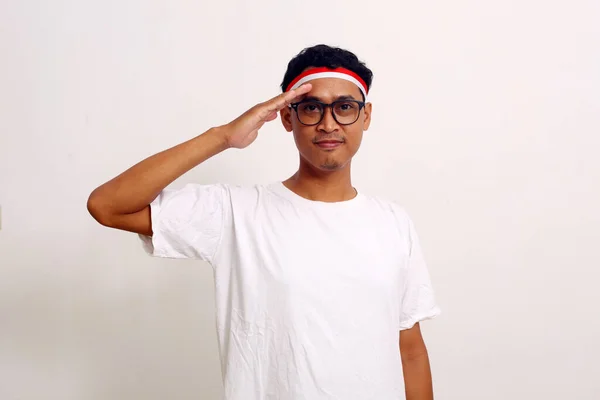 Asiático Hombre Celebrando Independencia Día Mientras Pie Mostrando Respeto Gesto — Foto de Stock