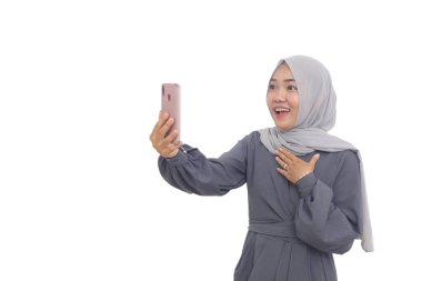 Vay be, Asyalı Müslüman kadının telefonundan iyi haberler alırken ayakta durmasına şaşırdım. Beyazda izole edilmiş