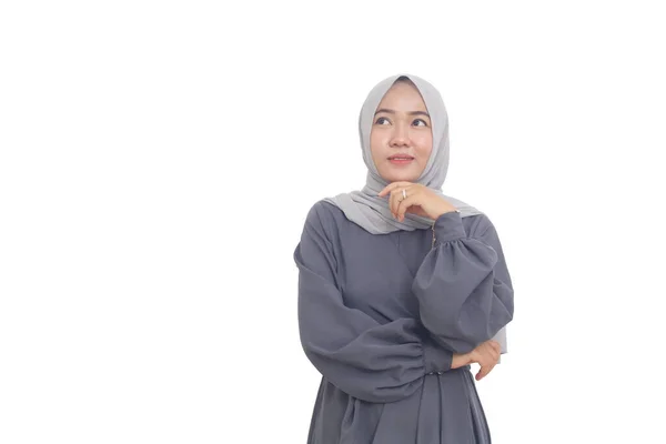 Bir Şey Düşünürken Gülümseyen Asyalı Müslüman Kadın Beyaz Arkaplanda Izole — Stok fotoğraf