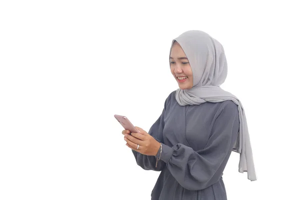 Mulher Muçulmana Asiática Sente Feliz Enquanto Recebe Uma Boa Notícia — Fotografia de Stock