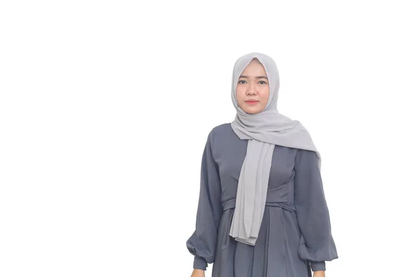Schöne Asiatische Muslimische Frau Steht Vor Weißem Hintergrund — Stockfoto