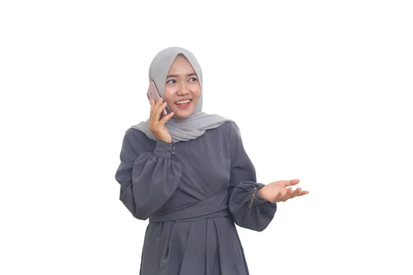 Χαρούμενη Ασιάτισσα Μουσουλμάνα Που Στέκεται Και Παρουσιάζει Κάτι Στο Τηλέφωνο — Φωτογραφία Αρχείου