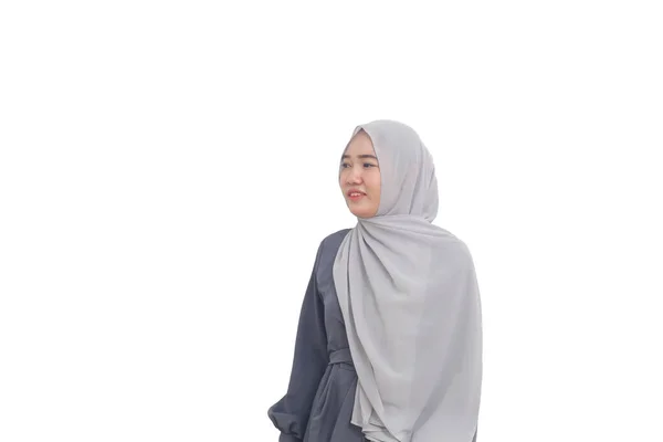 Aziatische Moslim Vrouw Kijkt Naar Iets Blanks Geïsoleerd Witte Achtergrond — Stockfoto
