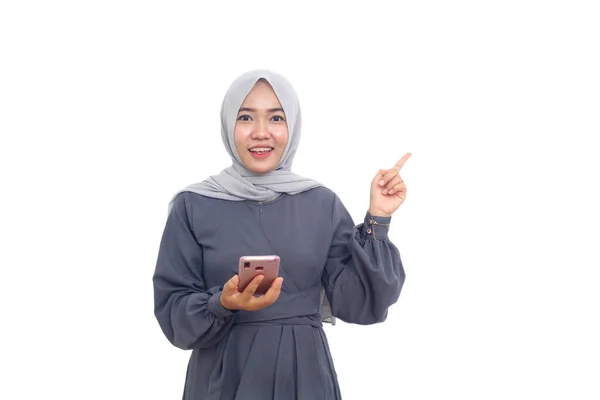 Χαρούμενη Ασιάτισσα Μουσουλμάνα Που Δείχνει Κενό Χώρο Δίπλα Της Κρατώντας — Φωτογραφία Αρχείου
