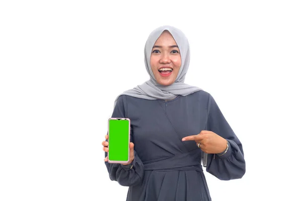 Expressivo Asiático Muçulmano Mulher Mostrando Algo Seu Telefone Enquanto Apontando — Fotografia de Stock