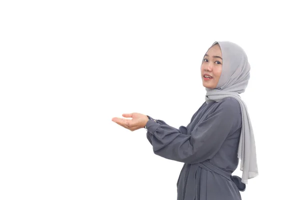 Όμορφη Ασιάτισσα Μουσουλμάνα Που Κρατάει Και Δείχνει Κάτι Στο Χέρι — Φωτογραφία Αρχείου
