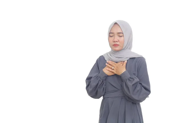 Faithful Asian Muslim Woman Closes Eyes Keeps Hands Chest Heart — Stock Photo, Image