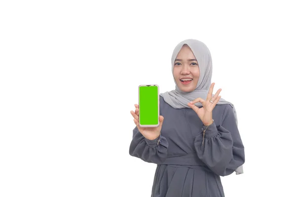 Mujer Musulmana Asiática Mostrando Teléfono Celular Blanco Con Buen Gesto —  Fotos de Stock