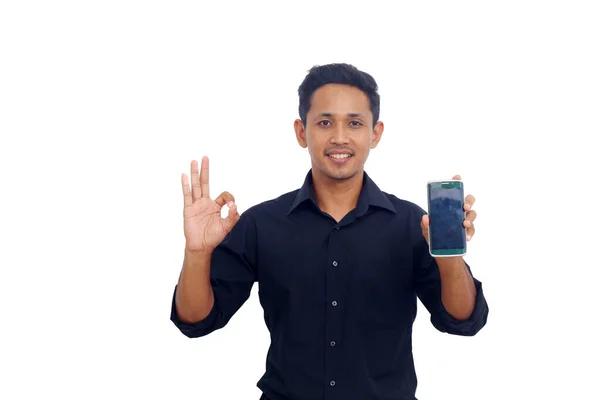 Retrato Hombre Asiático Sonriente Mostrando Pantalla Blanco Del Teléfono Móvil — Foto de Stock