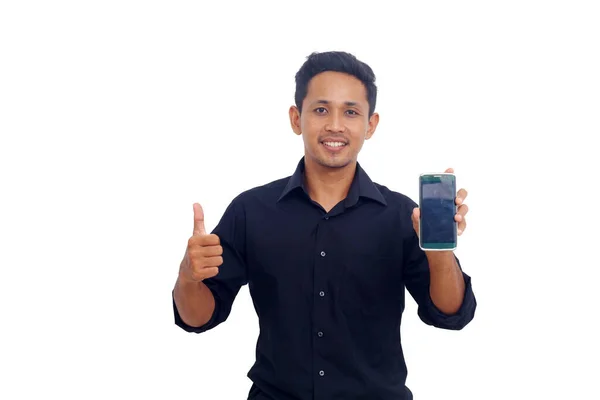 Gülümseyen Asyalı Bir Adamın Portresi Boş Ekranlı Cep Telefonunu Başparmaklarıyla — Stok fotoğraf