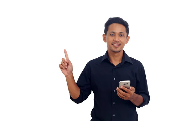 Feliz Asiático Hombre Sosteniendo Celular Mientras Apuntando Blanco Espacio —  Fotos de Stock